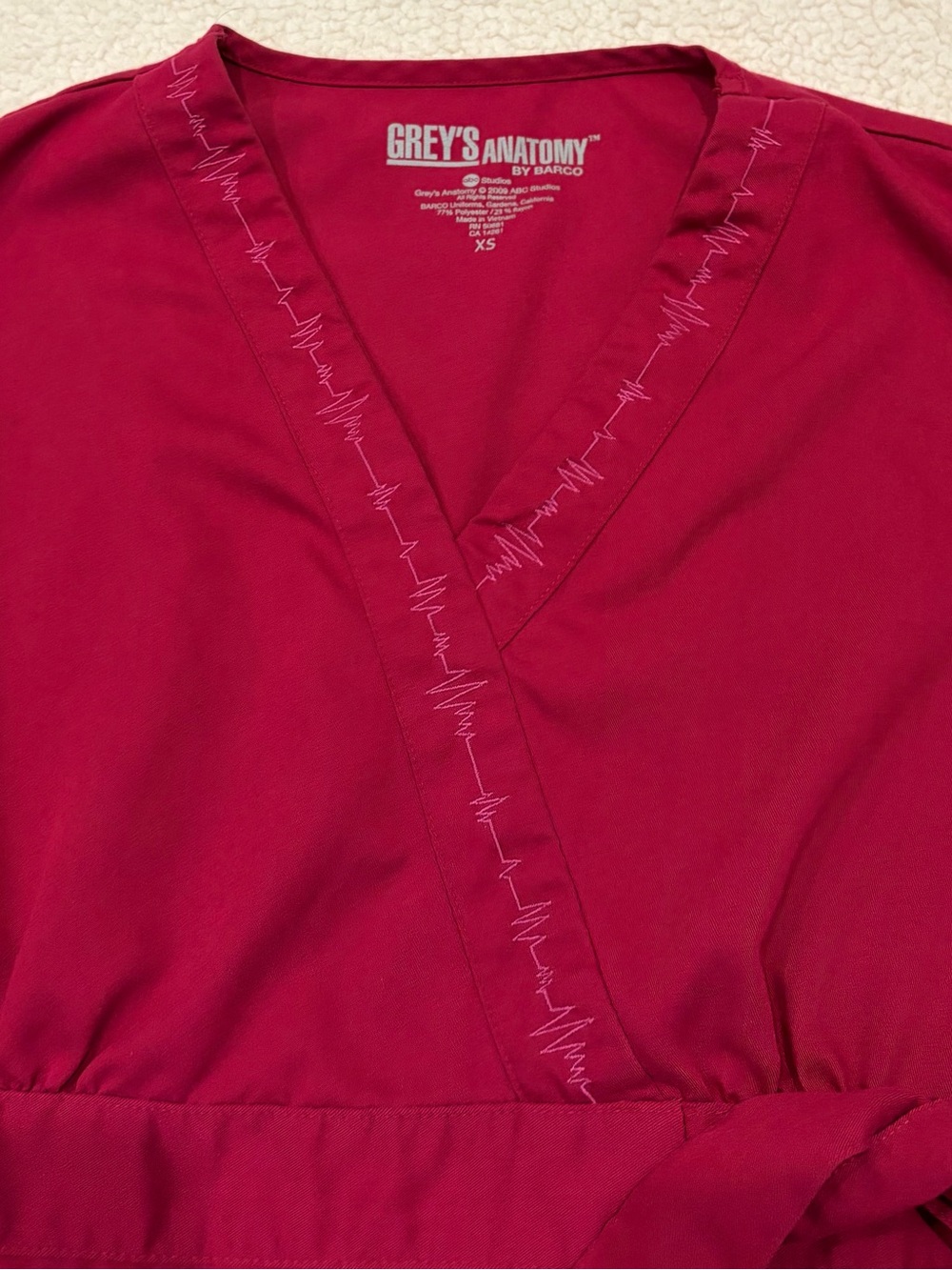 Grey’s Anatomy Women's V-Neck Tie-Waist Scrub Set in Deep Berry - Picture 5 of 7